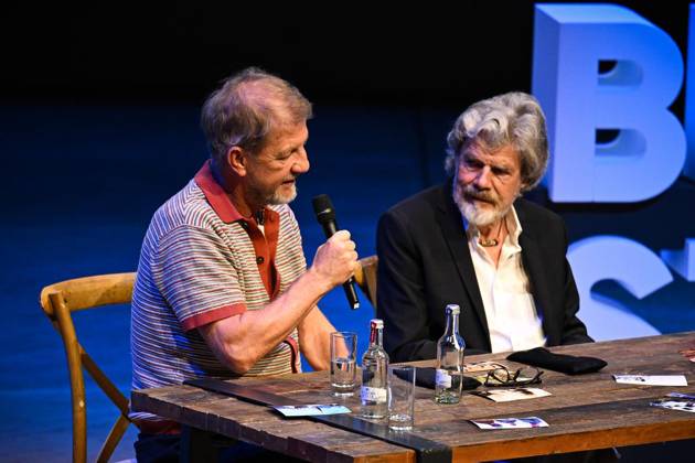 Reinhold Messner und Sönke Wortmann in der Philharmonie Essen ** NUR FÜR REDAKTIONELLE ZWECKE ** EDITORIAL USE ONLY **<p>Sönke Wortmann (l.) und Reinhold Messner im Rahmen der Gesprächsveranstaltung der Brost-Stiftung Kindheit mit Kanten - Wie Herkunft Neugier nährt in der Philharmonie Essen, am 08.07.2026 in Essen. Reinhold Messner und Sönke Wortmann sprechen über ihre Kindheit. Der Abend wurde von Sabine Heinrich moderiert. Deutschland NRW Essen Copyright: SocratesxTassos