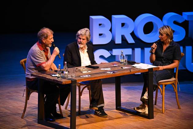 Reinhold Messner und Sönke Wortmann in der Philharmonie Essen ** NUR FÜR REDAKTIONELLE ZWECKE ** EDITORIAL USE ONLY **<p>Sönke Wortmann (l.) und Reinhold Messner im Rahmen der Gesprächsveranstaltung der Brost-Stiftung Kindheit mit Kanten - Wie Herkunft Neugier nährt in der Philharmonie Essen, am 08.07.2026 in Essen. Reinhold Messner und Sönke Wortmann sprechen über ihre Kindheit. Der Abend wurde von Sabine Heinrich moderiert. Deutschland NRW Essen Copyright: SocratesxTassos
