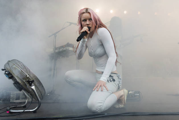 Wet Leg perform at Castlefield Bowl Rhian Teasdale of Wet Leg performs at Castlefield Bowl, Manchester, England, 8th July 2026, Credit:Mike Gray MIKE GRAY - B4227 Avalon Copyright: xMikexGrayx xMIKExGRAYx-xB4227x xAvalonx 1115343268