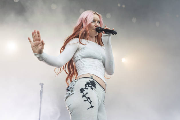 Wet Leg perform at Castlefield Bowl Rhian Teasdale of Wet Leg performs at Castlefield Bowl, Manchester, England, 8th July 2026, Credit:Mike Gray MIKE GRAY - B4227 Avalon Copyright: xMikexGrayx xMIKExGRAYx-xB4227x xAvalonx 1115343342