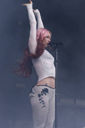 Wet Leg perform at Castlefield Bowl Rhian Teasdale of Wet Leg performs at Castlefield Bowl, Manchester, England, 8th July 2026, Credit:Mike Gray MIKE GRAY - B4227 Avalon Copyright: xMikexGrayx xMIKExGRAYx-xB4227x xAvalonx 1115343371