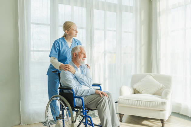 Hilfe zur Unterstützung der Gesundheitsfürsorge im Alter. Krankenschwester hilft alten Mann im Rollstuhl. Patient und Frau in Pflegeheim für medizinische Betreuer, Krankenschwester Pflege von gelähmten Mann im Stuhl für Menschen mit Behinderung Help support retirement healthcare. Nurse helping old man in wheelchair. Patient and woman in nursing home for medical caregiver. Nurse taking care of paralyzed man in chair for people with disability (License=RF) ,model released, Symbolfoto Copyright: xZoonar.com IuliiaxZavalishinax 25213740 ,model released, Symbolfoto ,property released