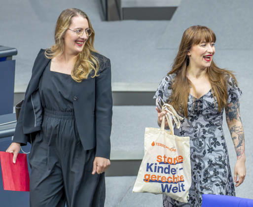 Katharina Dröge und Heidi Reichinnek EUR, Deutschland, Berlin, 09.07.2026: Katharina Dröge Vorsitzende der Bundestagsfraktion B90 Die Grünen und Heidi Reichinnek Vorsitzende der Fraktion Die Linke im Bundestag mit Jutebeutel mit Aufschrift Starke-Kinder-gerechteWelt vor der Regierungserklärung im Deutschen Bundestag zur aktuellen politischen Lage durch den Bundeskanzler Friedrich Merz (CDU).