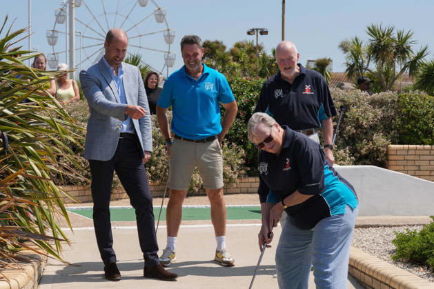 Prince of Wales visit to Hastings Britain s Prince William, Prince of Wales (L) watches a local player putt as he plays a round of crazy golf during a visit to the Hastings Adventure Miniature Golf in Hastings, south-east England on July 9, 2026., Credit:CARLOS JASSO PA ROTA - B68 Avalon United Kingdom, East Sussex, Hastings Copyright: xCARLOSxJASSOx xPAxROTAx-xB68x xAvalonx 1115505681