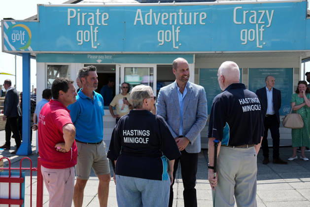 Prince of Wales visit to Hastings Britain s Prince William, Prince of Wales (2nd R) meets local players as he plays a round of crazy golf during a visit to the Hastings Adventure Miniature Golf in Hastings, south-east England on July 9, 2026., Credit:CARLOS JASSO PA ROTA - B68 Avalon United Kingdom, East Sussex, Hastings Copyright: xCARLOSxJASSOx xPAxROTAx-xB68x xAvalonx 1115505726