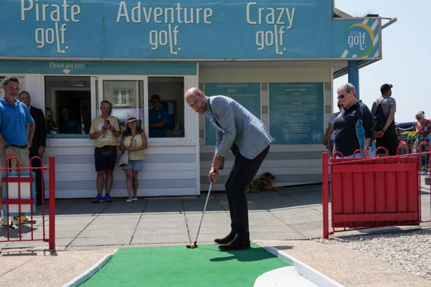Prince of Wales visit to Hastings Britain s Prince William, Prince of Wales plays a round of crazy golf during a visit to the Hastings Adventure Miniature Golf in Hastings, south-east England on July 9, 2026., Credit:CARLOS JASSO PA ROTA - B68 Avalon United Kingdom, East Sussex, Hastings Copyright: xCARLOSxJASSOx xPAxROTAx-xB68x xAvalonx 1115505735