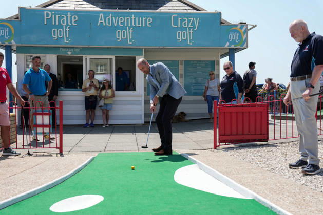 Prince of Wales visit to Hastings Britain s Prince William, Prince of Wales plays a round of crazy golf during a visit to the Hastings Adventure Miniature Golf in Hastings, south-east England on July 9, 2026., Credit:CARLOS JASSO PA ROTA - B68 Avalon United Kingdom, East Sussex, Hastings Copyright: xCARLOSxJASSOx xPAxROTAx-xB68x xAvalonx 1115505740