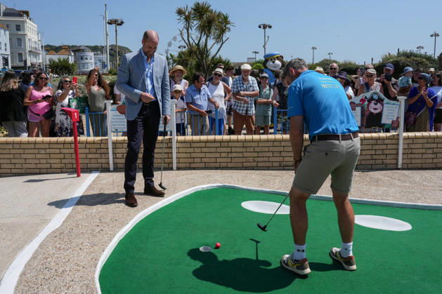 Prince of Wales visit to Hastings Britain s Prince William, Prince of Wales (L) plays a round of crazy golf during a visit to the Hastings Adventure Miniature Golf in Hastings, south-east England on July 9, 2026., Credit:CARLOS JASSO PA ROTA - B68 Avalon United Kingdom, East Sussex, Hastings Copyright: xCARLOSxJASSOx xPAxROTAx-xB68x xAvalonx 1115505762