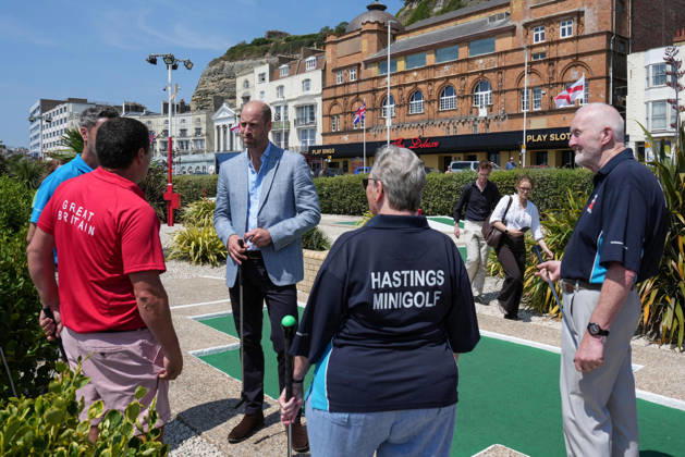 Prince of Wales visit to Hastings Britain s Prince William, Prince of Wales (3rd L) meets local players as he plays a round of crazy golf during a visit to the Hastings Adventure Miniature Golf in Hastings, south-east England on July 9, 2026., Credit:CARLOS JASSO PA ROTA - B68 Avalon United Kingdom, East Sussex, Hastings Copyright: xCARLOSxJASSOx xPAxROTAx-xB68x xAvalonx 1115505849