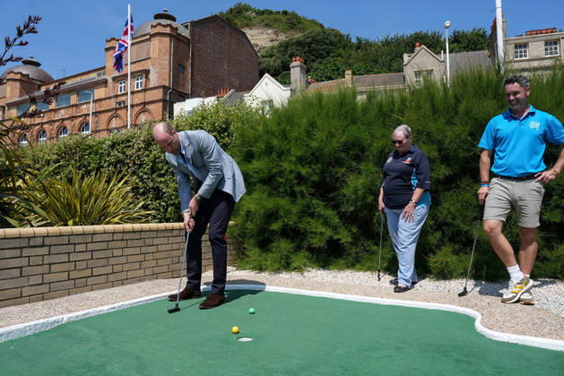 Prince of Wales visit to Hastings Britain s Prince William, Prince of Wales (L) plays a round of crazy golf during a visit to the Hastings Adventure Miniature Golf in Hastings, south-east England on July 9, 2026., Credit:CARLOS JASSO PA ROTA - B68 Avalon United Kingdom, East Sussex, Hastings Copyright: xCARLOSxJASSOx xPAxROTAx-xB68x xAvalonx 1115505776