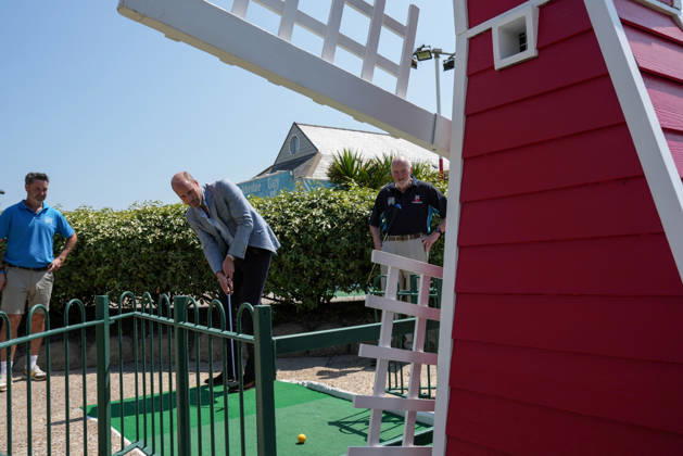 Prince of Wales visit to Hastings Britain s Prince William, Prince of Wales (C) plays a round of crazy golf during a visit to the Hastings Adventure Miniature Golf in Hastings, south-east England on July 9, 2026., Credit:CARLOS JASSO PA ROTA - B68 Avalon United Kingdom, East Sussex, Hastings Copyright: xCARLOSxJASSOx xPAxROTAx-xB68x xAvalonx 1115505796