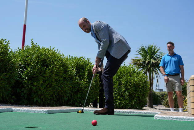 Prince of Wales visit to Hastings Britain s Prince William, Prince of Wales (L) plays a round of crazy golf during a visit to the Hastings Adventure Miniature Golf in Hastings, south-east England on July 9, 2026., Credit:CARLOS JASSO PA ROTA - B68 Avalon United Kingdom, East Sussex, Hastings Copyright: xCARLOSxJASSOx xPAxROTAx-xB68x xAvalonx 1115505820