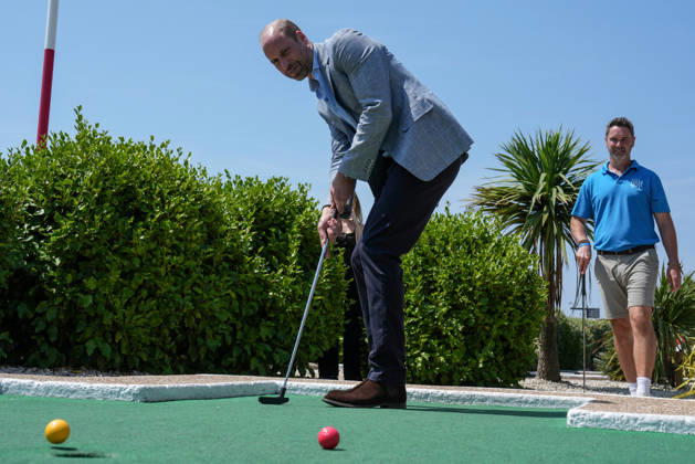 Prince of Wales visit to Hastings Britain s Prince William, Prince of Wales (L) plays a round of crazy golf during a visit to the Hastings Adventure Miniature Golf in Hastings, south-east England on July 9, 2026., Credit:CARLOS JASSO PA ROTA - B68 Avalon United Kingdom, East Sussex, Hastings  Copyright: xCARLOSxJASSOx xPAxROTAx-xB68x xAvalonx 1115505835