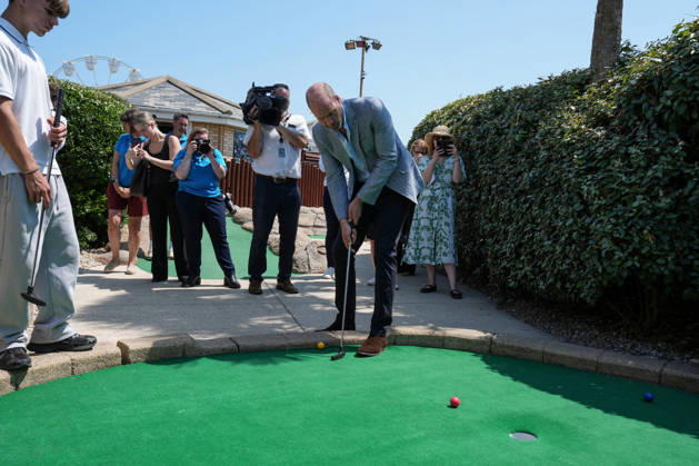 Prince of Wales visit to Hastings Britain s Prince William, Prince of Wales (C) plays a round of crazy golf with young people supported by the local youth charity XTrax, during a visit to the Hastings Adventure Miniature Golf in Hastings, south-east England on July 9, 2026., Credit:CARLOS JASSO PA ROTA - B68 Avalon United Kingdom, East Sussex, Hastings Copyright: xCARLOSxJASSOx xPAxROTAx-xB68x xAvalonx 1115505872