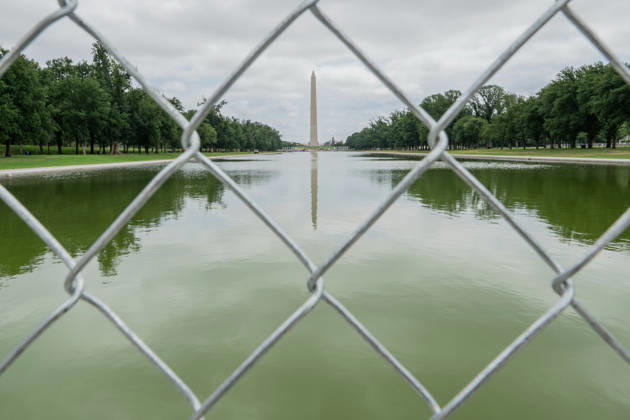 July 9, 2026, Washington, District Of Columbia, United States: Fences installed for the Fourth of July fireworks remain in place around the Lincoln Memorial Reflecting Pool in Washington, D.C., as the pool is drained once again for additional repairs. Washington United States - ZUMAk206 20260709_znp_k206_002 Copyright: xMattxKaminskyx