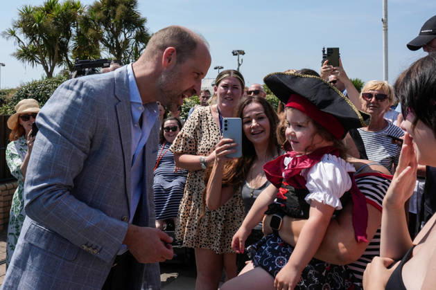 Prince of Wales visit to Hastings Britain s Prince William, Prince of Wales (L) chats with a young girl as he departs after playing a round of crazy golf during a visit to the Hastings Adventure Miniature Golf in Hastings, south-east England on July 9, 2026., Credit:CARLOS JASSO PA ROTA - B68 Avalon United Kingdom, East Sussex, Hastings Copyright: xCARLOSxJASSOx xPAxROTAx-xB68x xAvalonx 1115558246