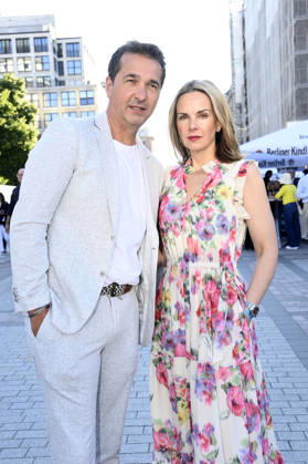 Andreas Elsholz und Denise Zich bei der Eröffnung vom Classic Open Air 2026 mit dem Konzerthausorchester unter der Leitung von Joana Mallwitz und mit Star-Pianist Hayato Sumino auf dem Gendarmenmarkt. Berlin, 09.07.2026