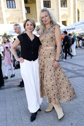 Gisa Zach und Eva Mona Rodekirchen bei der Eröffnung vom Classic Open Air 2026 mit dem Konzerthausorchester unter der Leitung von Joana Mallwitz und mit Star-Pianist Hayato Sumino auf dem Gendarmenmarkt. Berlin, 09.07.2026