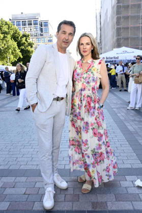 Andreas Elsholz und Denise Zich bei der Eröffnung vom Classic Open Air 2026 mit dem Konzerthausorchester unter der Leitung von Joana Mallwitz und mit Star-Pianist Hayato Sumino auf dem Gendarmenmarkt. Berlin, 09.07.2026