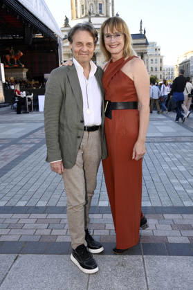 Wolfgang Bahro mit Ehefrau Barbara Bahro bei der Eröffnung vom Classic Open Air 2026 mit dem Konzerthausorchester unter der Leitung von Joana Mallwitz und mit Star-Pianist Hayato Sumino auf dem Gendarmenmarkt. Berlin, 09.07.2026