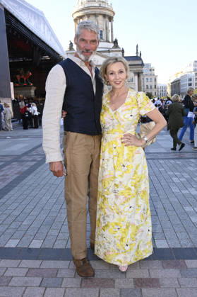 Dana Golombek mit Partner Ralph Barthelt bei der Eröffnung vom Classic Open Air 2026 mit dem Konzerthausorchester unter der Leitung von Joana Mallwitz und mit Star-Pianist Hayato Sumino auf dem Gendarmenmarkt. Berlin, 09.07.2026