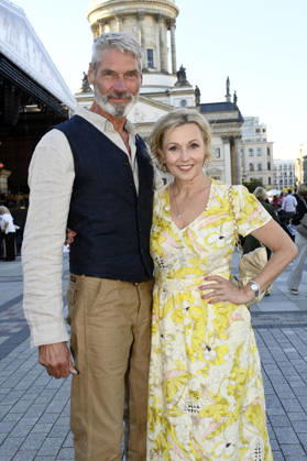 Dana Golombek mit Partner Ralph Barthelt bei der Eröffnung vom Classic Open Air 2026 mit dem Konzerthausorchester unter der Leitung von Joana Mallwitz und mit Star-Pianist Hayato Sumino auf dem Gendarmenmarkt. Berlin, 09.07.2026