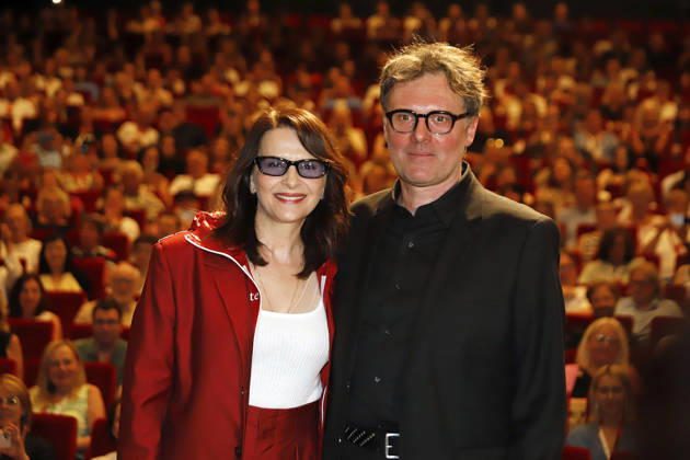 Juliette Binoche und Sebastian de Fonseca beim Special Screening des Dokumentarfilms In-I in Motion auf dem 60. Internationalen Filmfestival Karlovy Vary 2026 in der Grand Hall im Festival Hotel Thermal. Karlsbad, 09.07.2026
