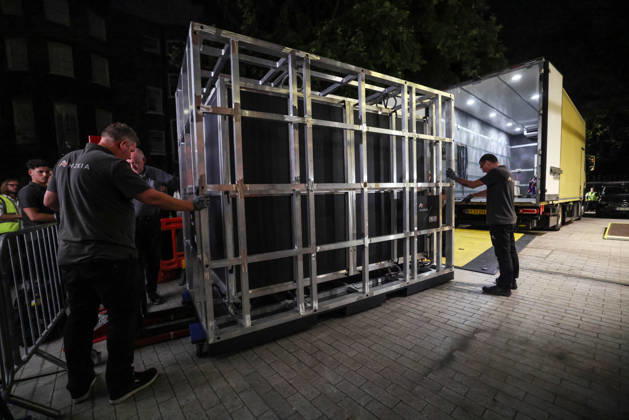 News Bilder des Tages The Bayeux tapestry in UK The Bayeux tapestry enclosed in an especially designed protective case and frame is unloaded from a lorry at the British museum after its journey from the city of Bayeux in Normandy. This is the first time the ancient tapestry has travelled abroad and will be displayed at the British museum in September Photograph by Richard Pohle  Copyright: xRichardxPohlex NINTCHDBPICT001094351312