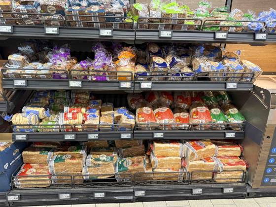 SYMB BROT- Brot Brotetchen Schwarzbot Tost verschiedene Sorten geschnitten in Plastik verpackungen im Regal zum Verkauf beim Discounter Aldi HH Deutschland