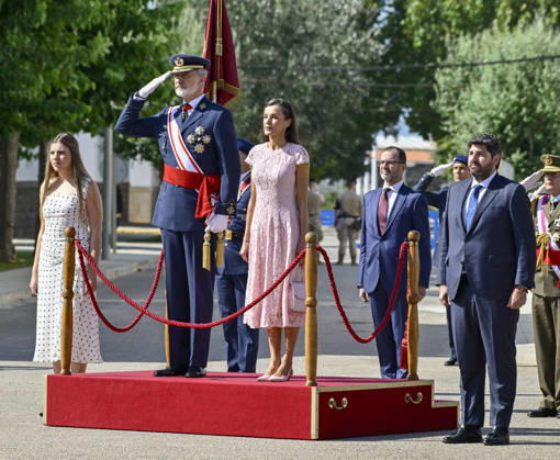 Entertainment Bilder des Tages Presentation of Royal Commissions at the General Academy of Air and Space: King Felipe VI, Queen Letizia, and Infanta Sofía during the presentation of Royal Commissions at the General Academy of Air and Space (AGA), on July 10, 2026, in Santiago de la Ribera, Murcia, Spain. At this ceremony, which marks the end of the academic year, the monarchs and officials presented lieutenant commissions to 111 cadets graduating from the academy. JULY 10, 2026 Kiko Asunción Santiago de la Ribera, Murcia Santiago de la Ribera, Murcia, Spain Copyright: xKikoxAsuncionx 7657430