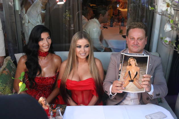 Micaela Schäfer, Carmen Electra und Adriano Hess bei der Sommerparty La Grande Bellezza im Restaurant Casa Bellucci. Berlin, 09.07.2026 Copyright: xAgenturxMatthiasxWehnertx xM.xGränzdörferx