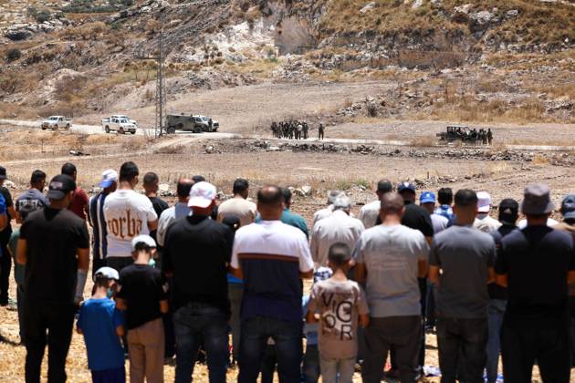 News Bilder des Tages Israeli settlers prevented Palestinian farmers from accessing their agricultural lands in Hebron HEBRON, WEST BANK, PALESTINE - JULY 10: Palestinians perform Friday prayers on land threatened with confiscation by Israel while Israeli settlers, protected by Israeli forces, continue to block roads leading to Palestinian farmers lands in the town of Izna, near Hebron, West Bank, Palestine on July 10, 2026. Wisam Hashlamoun Anadolu Hebron West Bank. Editorial use only. Please get in touch for any other usage.  Copyright: x2026xAnadoluxWisamxHashlamounx