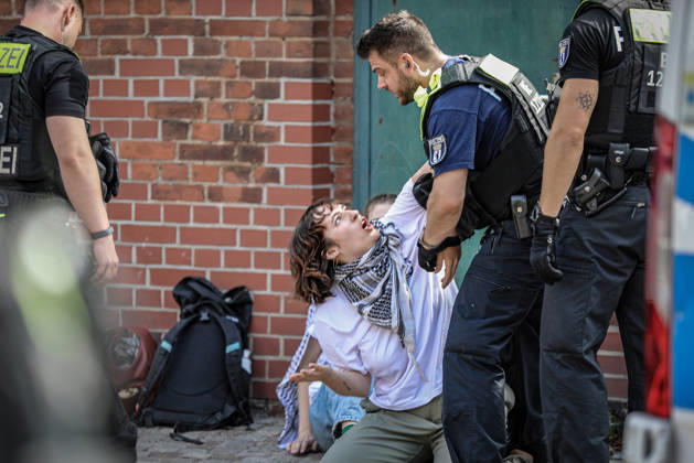 News Bilder des Tages July 10, 2026, Berlin, Berlin, Germany: BERLIN, GERMANY - JULY 10, 2026: Police officers forcibly remove and detain pro-Palestinian activists during a protest outside a Rheinmetall facility in BerlinÃ¢â‚¬â ¢s Wedding district. Demonstrators were protesting German arms production, weapons exports and military support for Israel. Berlin Germany  - ZUMAa268 20260710_zip_a268_021 Copyright: xAbdelrahmanxAlkahloutx