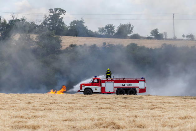 News Bilder des Tages Meteorologists have issued a warning in the South Moravian Region about an increased risk of fires; firefighters are extinguishing several fires in fields or forests every day. A field fire near Hustopece in the Breclav district (pictured on July 10, 2026) was one of the smaller ones; of the four levels of fire alert, only the first level was declared. (CTKxPhoto RichardxSkoumal) CTKPhotoP2026071006160  CTKPhotoP2026071006160