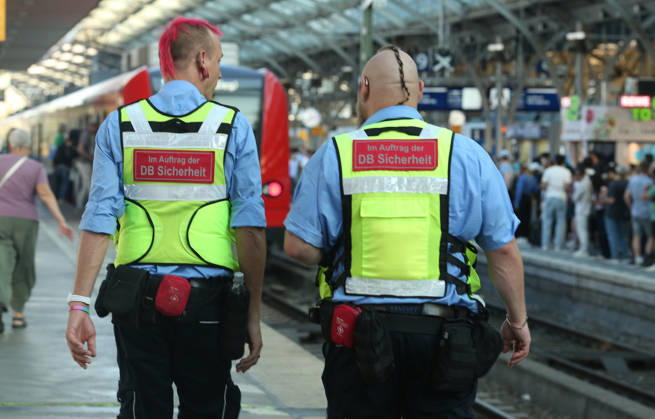 News Bilder des Tages Mitarbeiter von der DB Sicherheit GmbH gehen auf dem Bahnsteig von Gleis 10 entlang. Köln Nordrhein-Westfalen