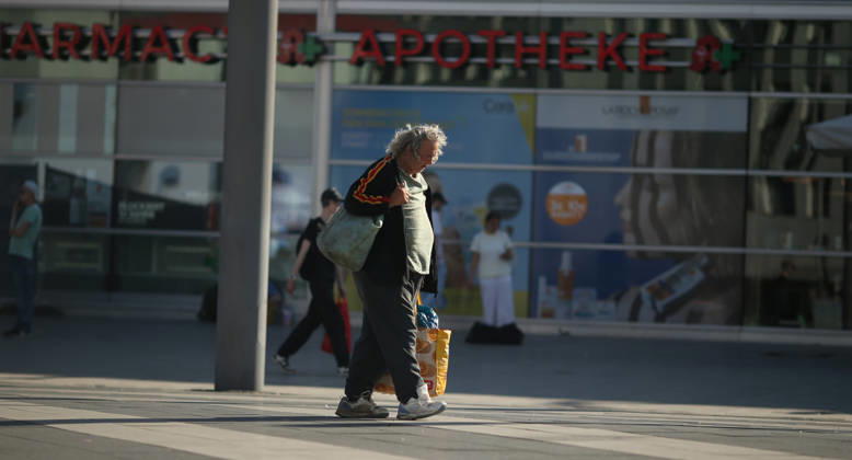 Ein Obdachloser geht über den Vorplatz am Hauptbahnhof Köln. Köln Nordrhein-Westfalen