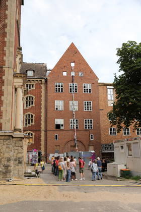 Menschen beim Localize Festival am alten Landtagsgebäude auf dem Brauhausberg in Potsdam, 10. Juli 2026. Localize Festival Potsdam