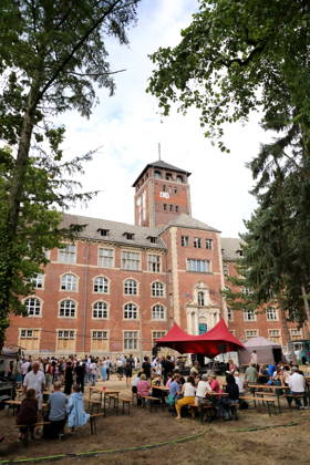 Menschen beim Localize Festival am alten Landtagsgebäude auf dem Brauhausberg in Potsdam, 10. Juli 2026. Localize Festival Potsdam