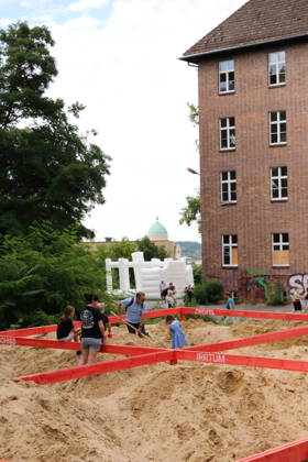 Menschen beim Localize Festival am alten Landtagsgebäude auf dem Brauhausberg in Potsdam, 10. Juli 2026. Localize Festival Potsdam