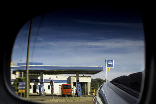 Tankstelle Perspektive durch den Außenspiegel eines Cabrios Merchweiler, Saarland, Deutschland, 11. Juli 2026: Aral-Tankstelle in Merchweiler im Saarland, fotografiert durch den Außenspigel eines Cabrios.