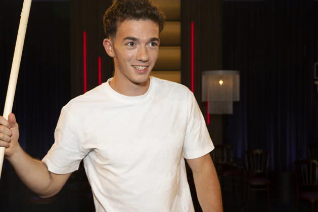 Shaolin-Kid Sacha WENK, mit einer Bo Stange in der Hand, Lachen, Freude, Portrait, Portraet, zu Gast in der TV Sendung ,,Koelner Treff,, im WDR Fernsehen, Aufzeichnung am 10.07.2026, Ausstrahlung am 07.08.2026.