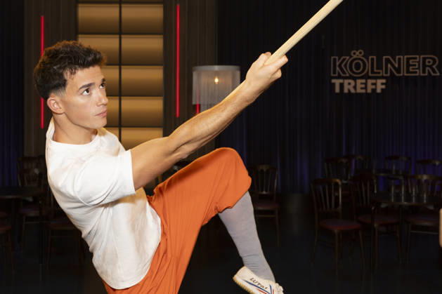 Shaolin-Kid Sacha WENK, mit einer Bo Stange in der Hand, konzentriert, Portrait, Portraet, zu Gast in der TV Sendung ,,Koelner Treff,, im WDR Fernsehen, Aufzeichnung am 10.07.2026, Ausstrahlung am 07.08.2026.