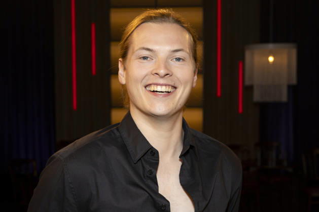 Saenger Gabriel KELLY, freundlich, lachend, Lachen, Portrait, Portraet, zu Gast in der TV Sendung ,,Koelner Treff,, im WDR Fernsehen, Aufzeichnung am 10.07.2026, Ausstrahlung am 07.08.2026.