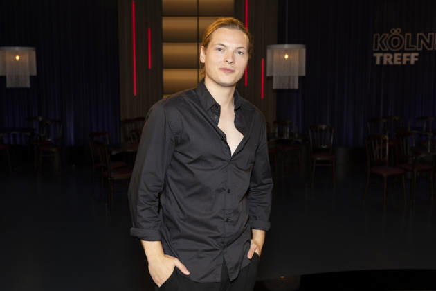 Saenger Gabriel KELLY, freundlich, Halbfigur, Portrait, Portraet, zu Gast in der TV Sendung ,,Koelner Treff,, im WDR Fernsehen, Aufzeichnung am 10.07.2026, Ausstrahlung am 07.08.2026.