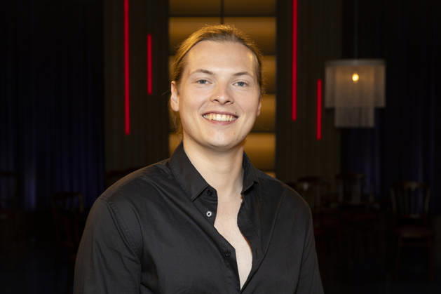 Saenger Gabriel KELLY, freundlich, lachend, Lachen, Portrait, Portraet, zu Gast in der TV Sendung ,,Koelner Treff,, im WDR Fernsehen, Aufzeichnung am 10.07.2026, Ausstrahlung am 07.08.2026.