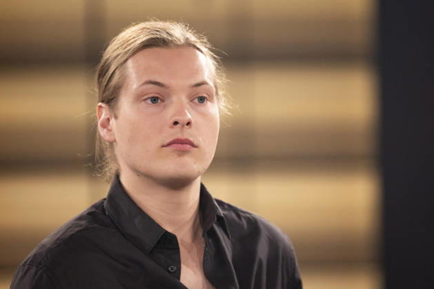 Saenger Gabriel KELLY, nachdenklich, Portrait, Portraet, zu Gast in der TV Sendung ,,Koelner Treff,, im WDR Fernsehen, Aufzeichnung am 10.07.2026, Ausstrahlung am 07.08.2026.