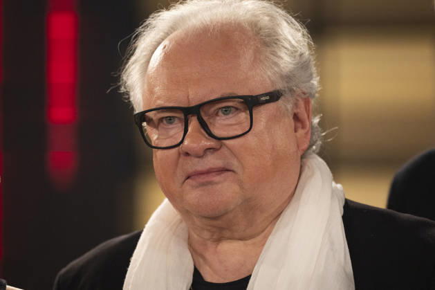 Saenger, Schriftsteller Heinz-Rudolf KUNZE, nachdenklich, mit weissem Schal, Portrait, Portraet, zu Gast in der TV Sendung ,,Koelner Treff,, im WDR Fernsehen, Aufzeichnung am 10.07.2026, Ausstrahlung am 07.08.2026.