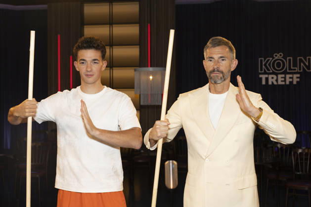 Shaolin-Kid Sacha WENK (li.) und Moderator Micky BEISENHERZ (re.), mit Bo Stangen, konzentriert, Portrait, Portraet, zu Gast in der TV Sendung ,,Koelner Treff,, im WDR Fernsehen, Aufzeichnung am 10.07.2026, Ausstrahlung am 07.08.2026.