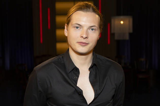 Saenger Gabriel KELLY, freundlich, nachdenklich, Portrait, Portraet, zu Gast in der TV Sendung ,,Koelner Treff,, im WDR Fernsehen, Aufzeichnung am 10.07.2026, Ausstrahlung am 07.08.2026.