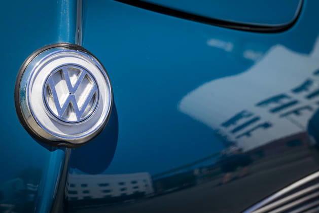 Detail VW Logo auf der Motorhaube eines Karmann Ghia CoupÃ . Im blauen Lack spiegelt sich das VW-Werk Osnabrück. 11.07.2026 Symbolbild VW Osnabrück